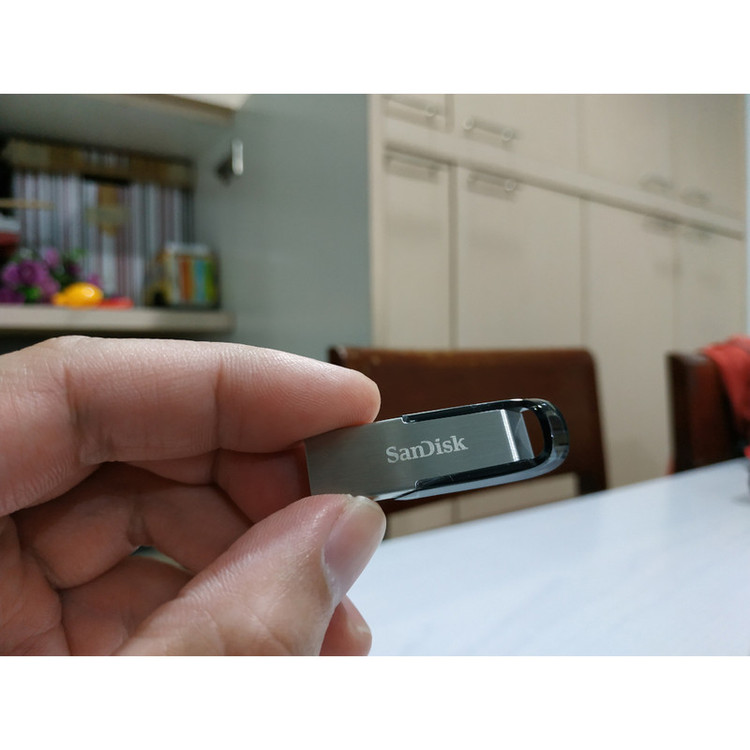 فلش سن دیسک مدل CZ73 - نمای درب محافظ